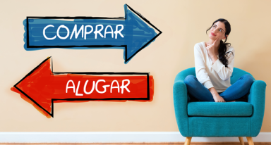 mulher sentada em poltrona com expressão pensativa entre comprar ou alugar apartamento